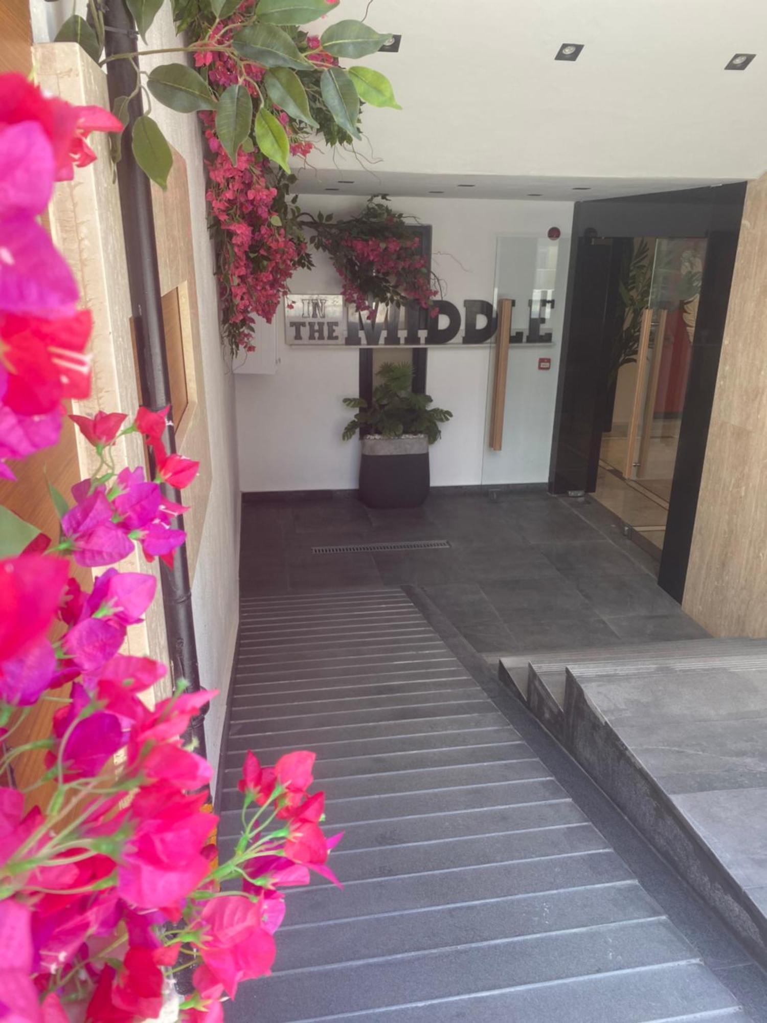 In The Middle Hotel Анталия Екстериор снимка