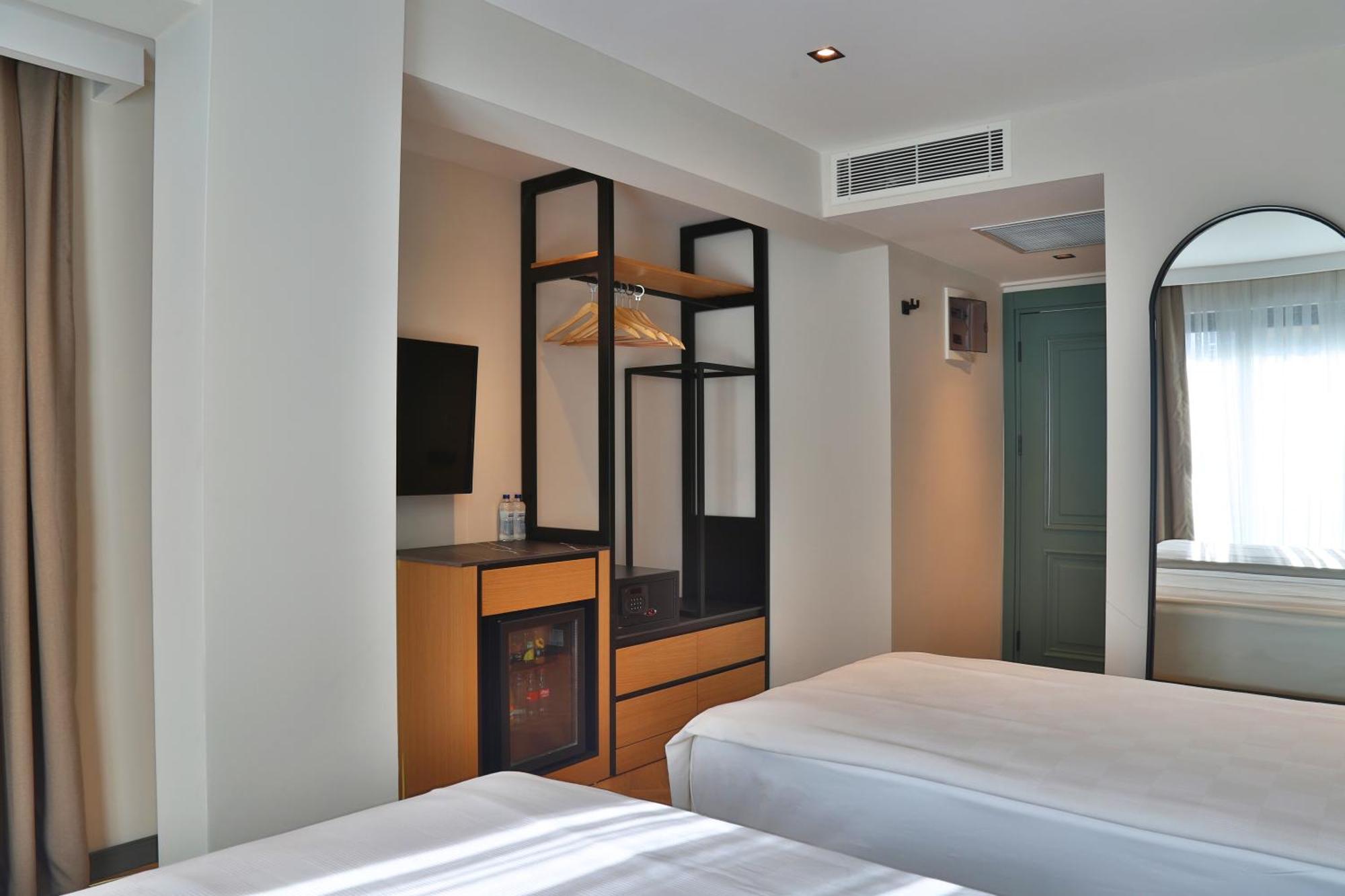 In The Middle Hotel Анталия Екстериор снимка