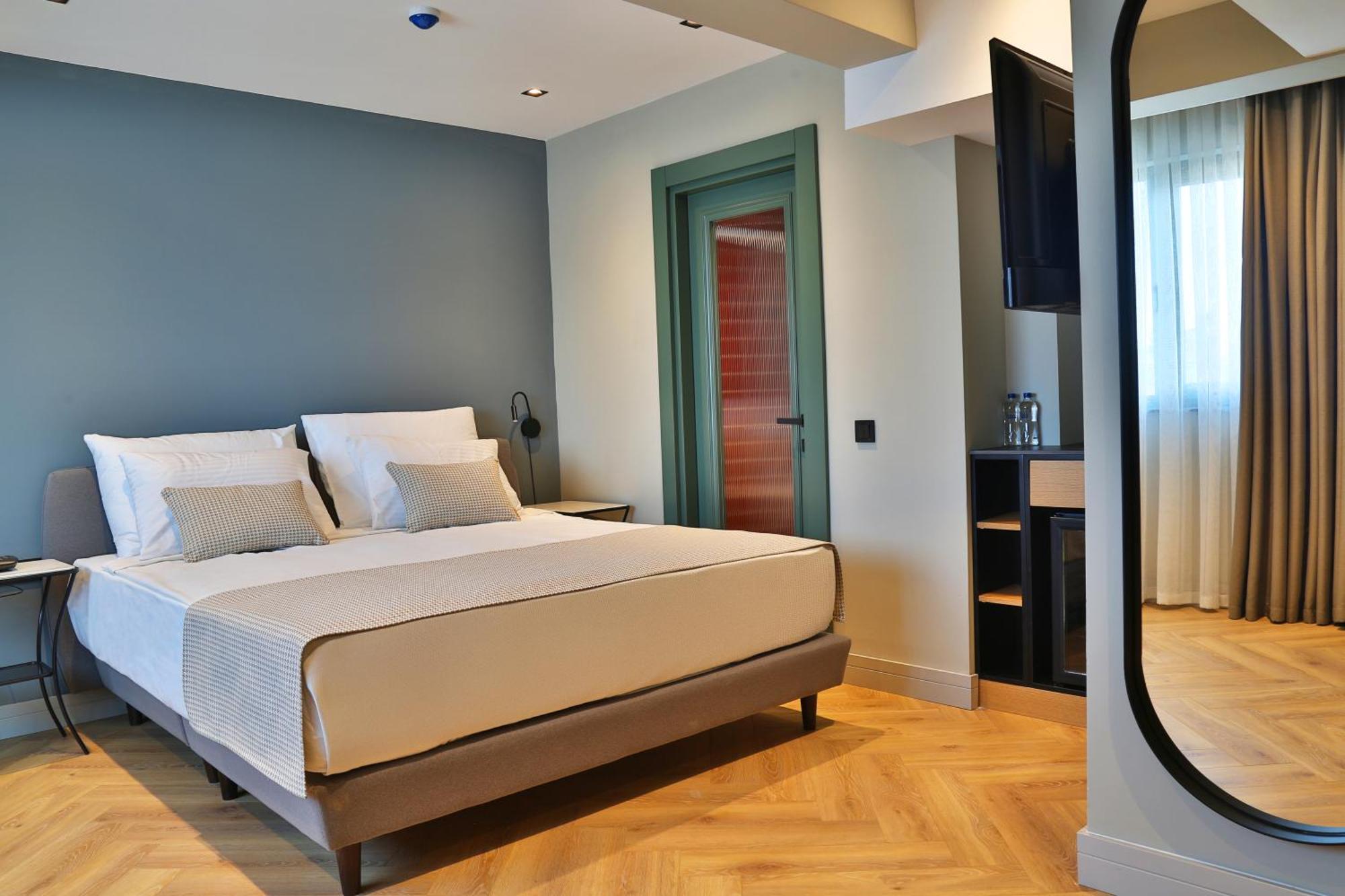 In The Middle Hotel Анталия Екстериор снимка